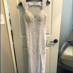 GORGEOUS PROM DRESS. SIZE 4. NEW WITH TAGS